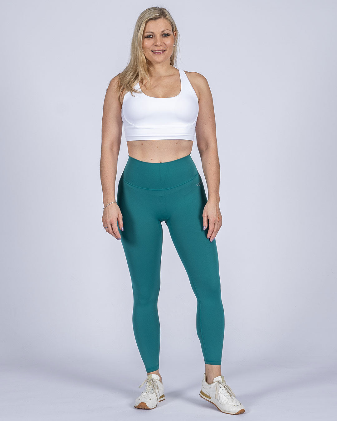 VEVAwear Feather Leggings Forest Green – lifestyle shot