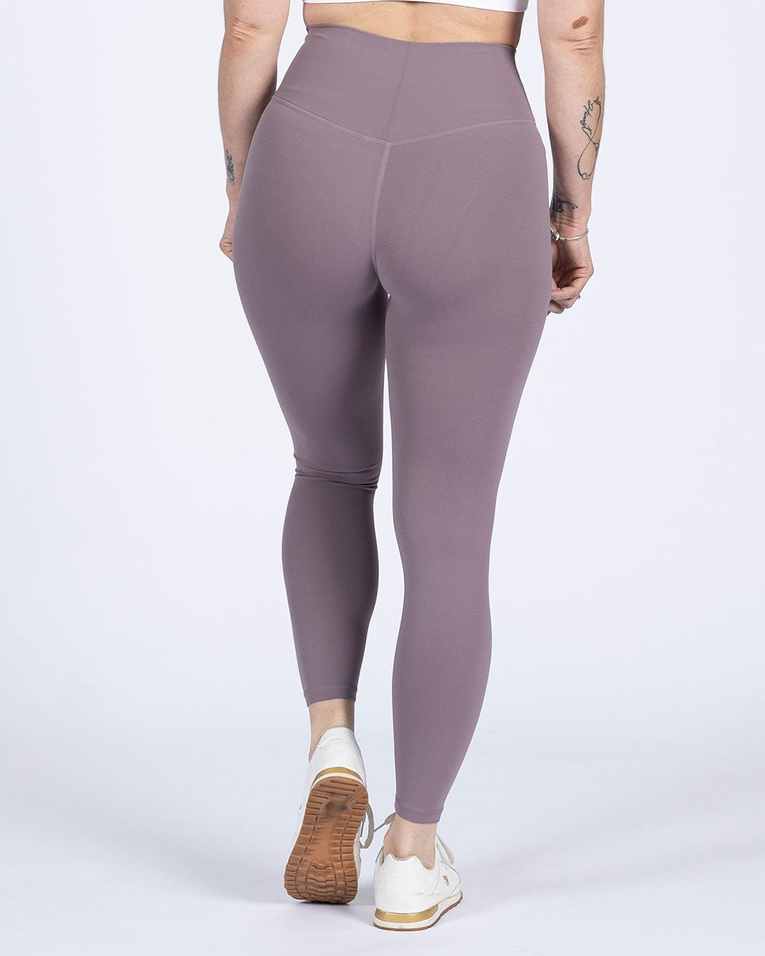 VEVAwear Feather Light Leggings Vintage Purple – worn by model, back view