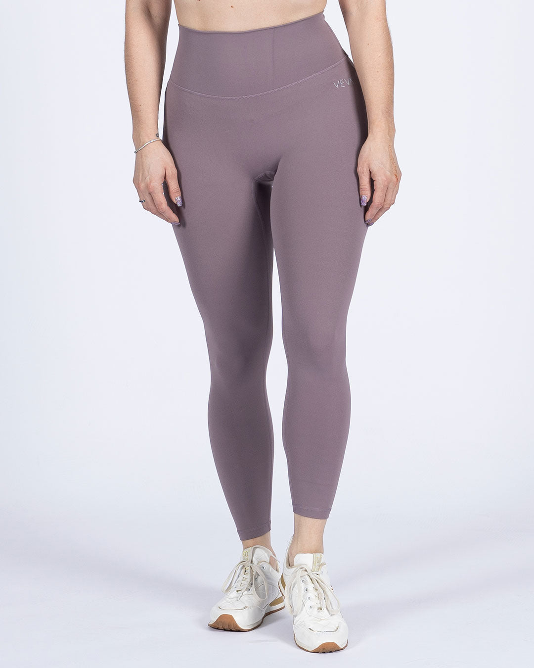 VEVAwear Feather Light Leggings Vintage Purple – worn by model, close-up front view