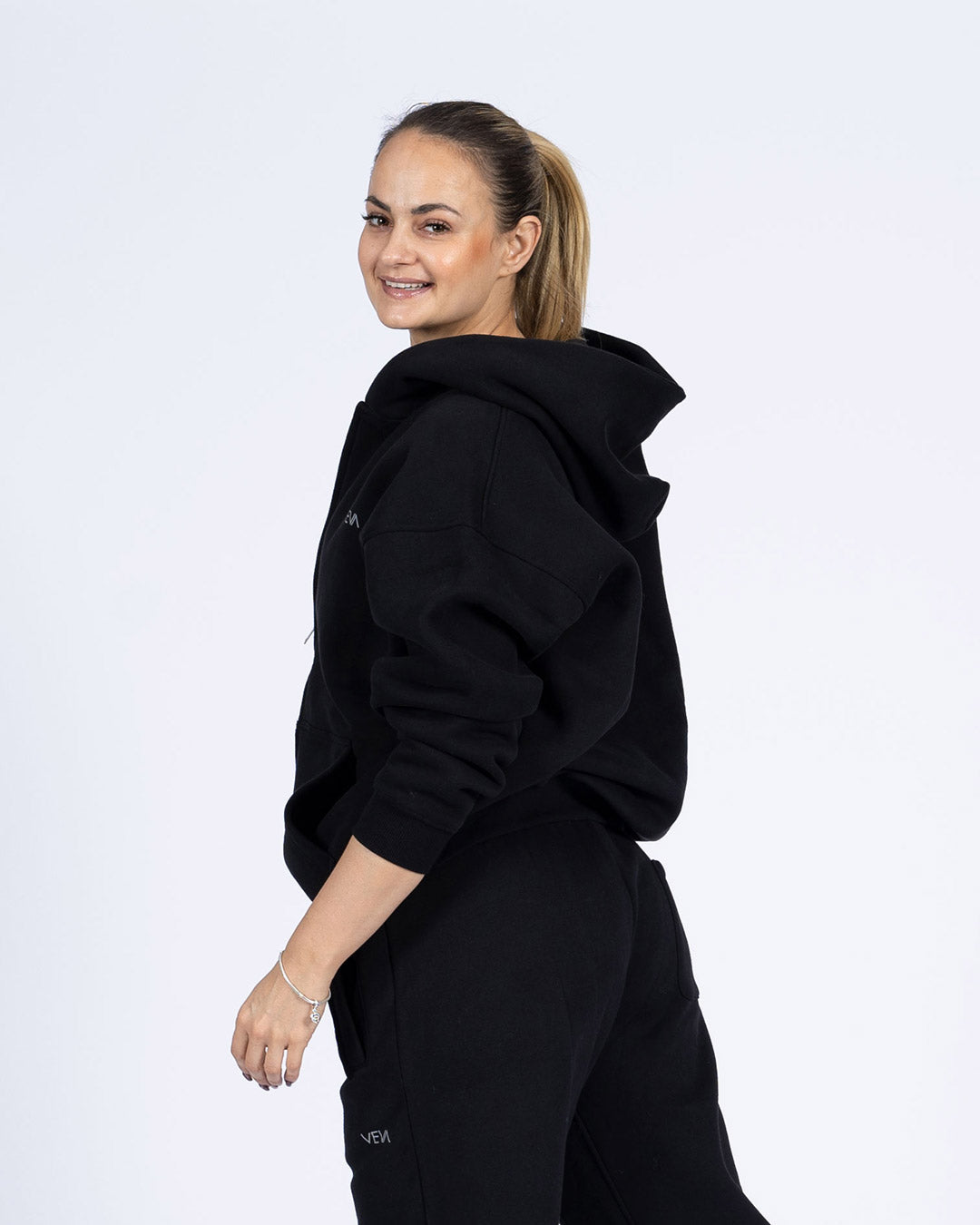 VEVAwear Soft Jacket Mighty Black – side view