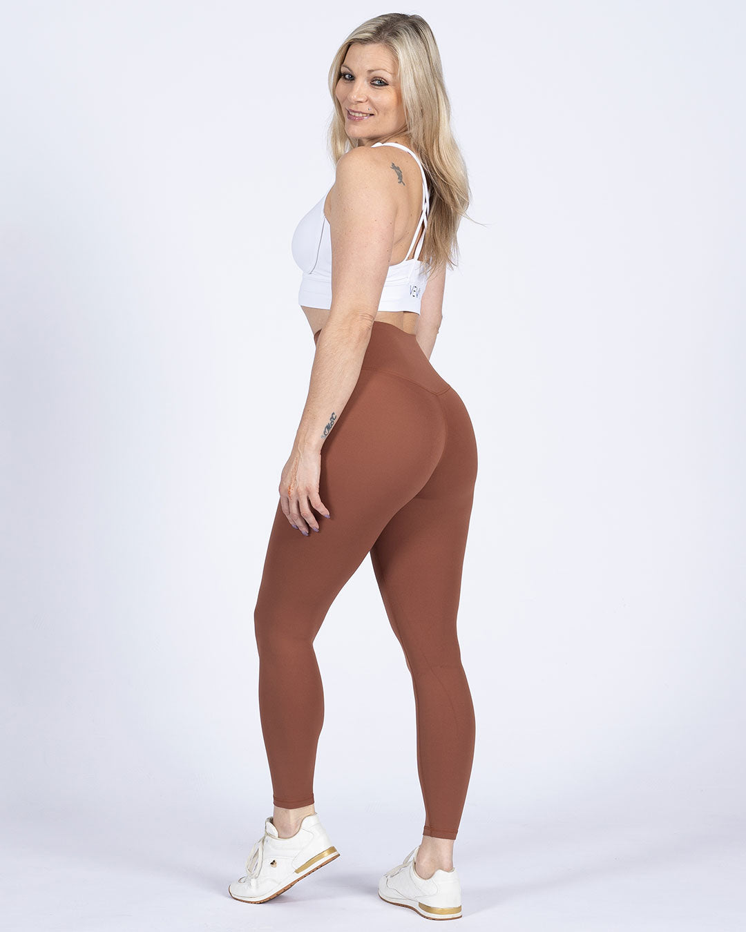 VEVAwear Feather Leggings Copper Brown – lifestyle shot