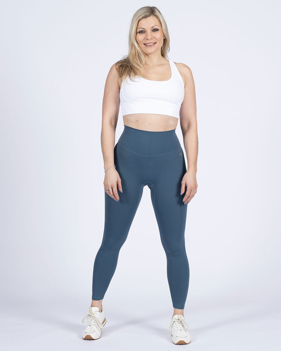 VEVAwear Feather Leggings Storm Blue – lifestyle shot