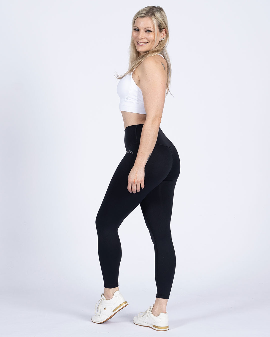 VEVAwear Feather Light Leggings Mighty Black – worn by model, side view